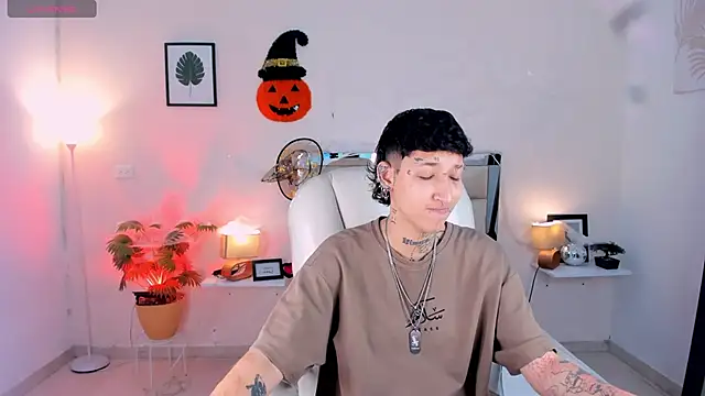 Snapshot of Luci_Rose chatting on 10.21.25 Luci Rose online show from 10.21.25