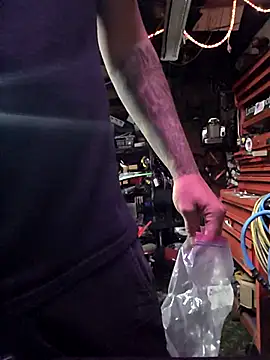 Snapshot of twistafatpipe chatting on 10.05.25 twistafatpipe online show from 10.05.25