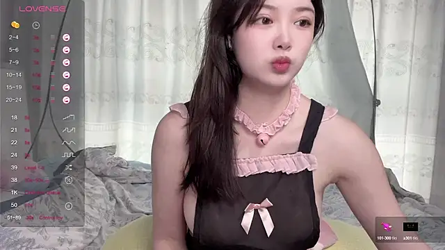 Snapshot of tender-11 chatting on 09.28.25 tender-11 online show from 09.28.25