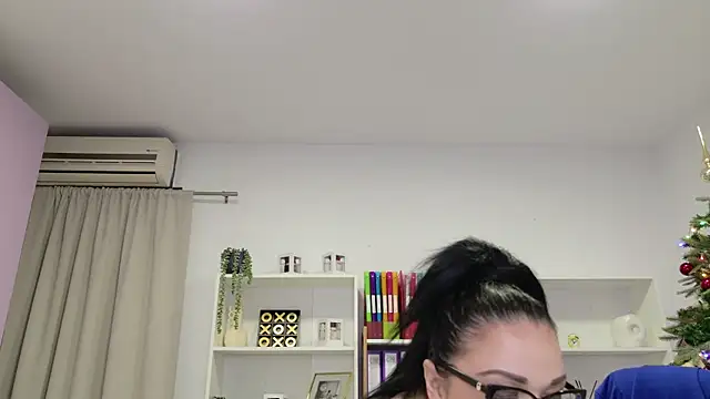 Snapshot of RubiHarper chatting on 12.16.25 RubiHarper online show from 12.16.25