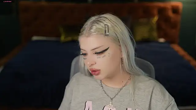 Snapshot of Yuki_sun chatting on 11.22.25 Yuki sun online show from 11.22.25