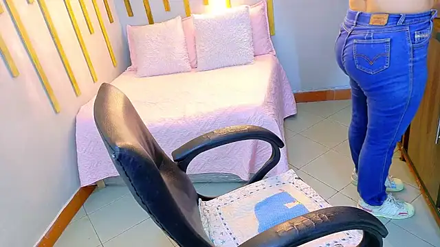 Snapshot of Angel_saez chatting on 11.25.25 Angel saez online show from 11.25.25