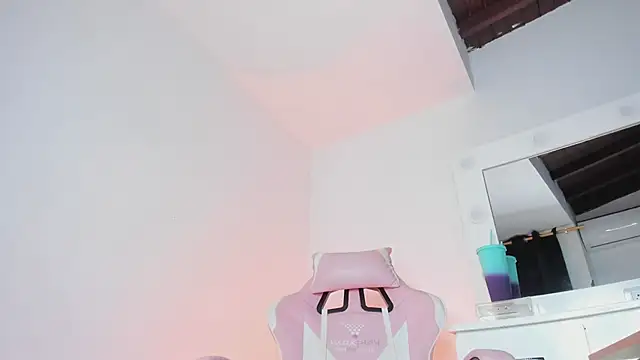 Snapshot of lovingdarcy_ chatting on 03.13.26 lovingdarcy online show from 03.13.26