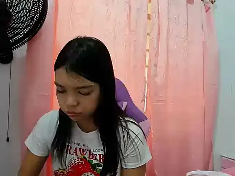 Snapshot of shy_luna18 chatting on 09.08.25 shy luna18 online show from 09.08.25