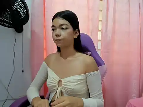 Snapshot of shy_luna18 chatting on 09.21.25 shy luna18 online show from 09.21.25