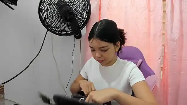 Snapshot of shy_luna18 chatting on 09.25.25 shy luna18 online show from 09.25.25