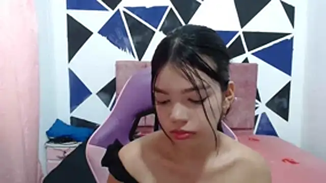 Snapshot of shy_luna18 chatting on 11.14.25 shy luna18 online show from 11.14.25