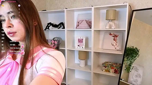 Snapshot of TraciMyntti chatting on 11.14.25 TraciMyntti online show from 11.14.25