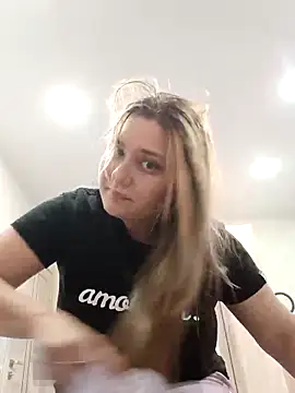 Snapshot of ivorywhisper chatting on 09.15.25 ivorywhisper online show from 09.15.25