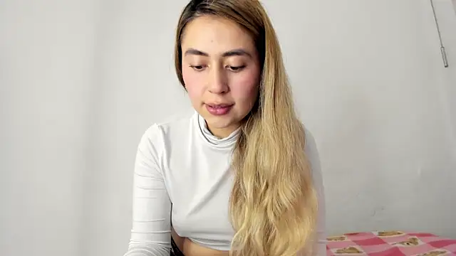 Snapshot of min-ji chatting on 09.15.25 min-ji online show from 09.15.25