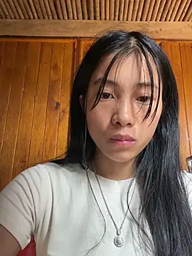 EmLy02 online show from 10.03.25