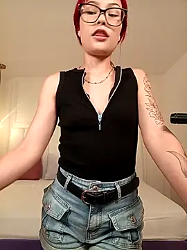 Snapshot of mae_lyra chatting on 02.18.26 mae lyra online show from 02.18.26