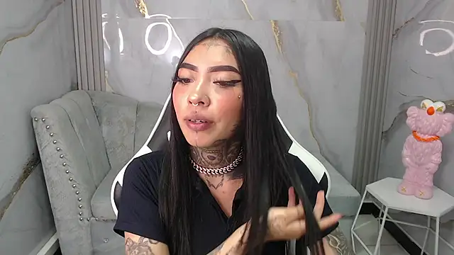 Snapshot of Ashley_Blum_v chatting on 10.14.25 Ashley Blum v online show from 10.14.25