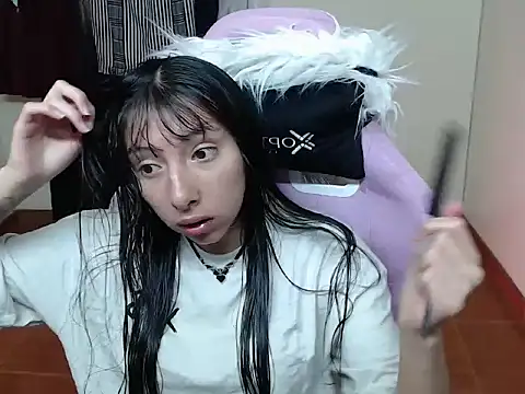 Snapshot of ScarlettShirahoshi chatting on 11.25.25 ScarlettShirahoshi online show from 11.25.25