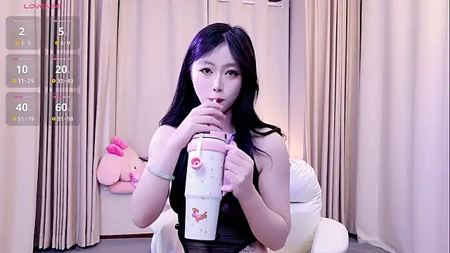 Snapshot of niannian18 chatting on 11.18.25 niannian18 online show from 11.18.25