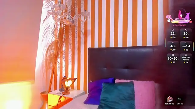 Snapshot of LunaToledo chatting on 10.21.25 LunaToledo online show from 10.21.25