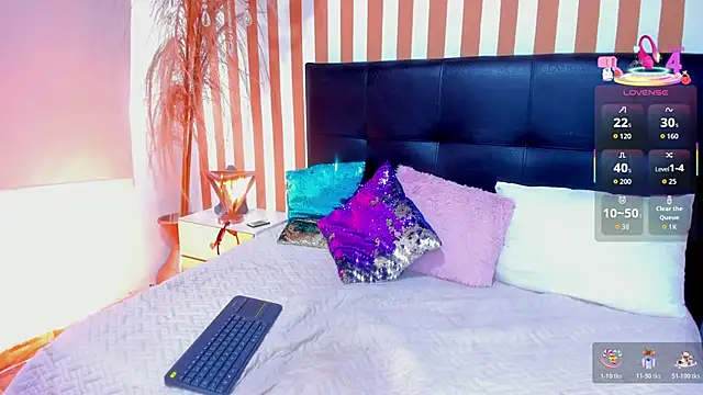 Snapshot of LunaToledo chatting on 11.19.25 LunaToledo online show from 11.19.25