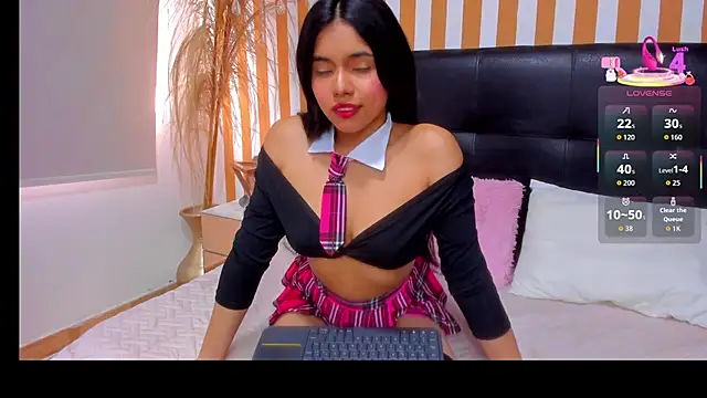 Snapshot of LunaToledo chatting on 11.20.25 LunaToledo online show from 11.20.25