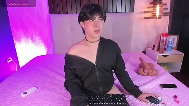 Snapshot of Creamy_Angelo chatting on 11.21.25 Creamy Angelo online show from 11.21.25