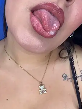 Snapshot of Bella-kim- chatting on 10.18.25 Bella-kim- online show from 10.18.25