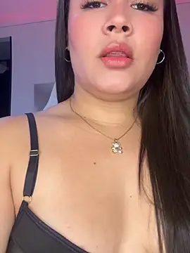 Snapshot of Bella-kim- chatting on 10.29.25 Bella-kim- online show from 10.29.25