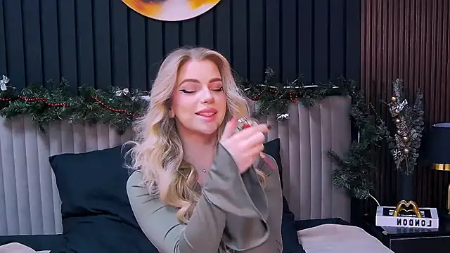 Snapshot of MilanaCeleste chatting on 12.22.25 MilanaCeleste online show from 12.22.25