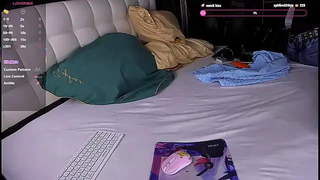 Kimberly Wolker online show from 04.03.26