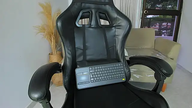 chloegils  online show from 10.29.25