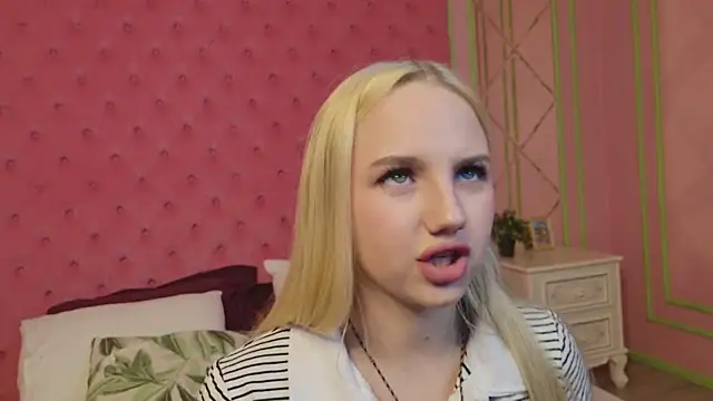 Snapshot of Sky_Cutie chatting on 07.18.26 Sky Cutie online show from 07.18.26