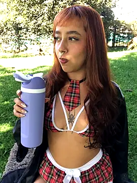 Snapshot of AliceMrtnz chatting on 11.08.25 AliceMrtnz online show from 11.08.25