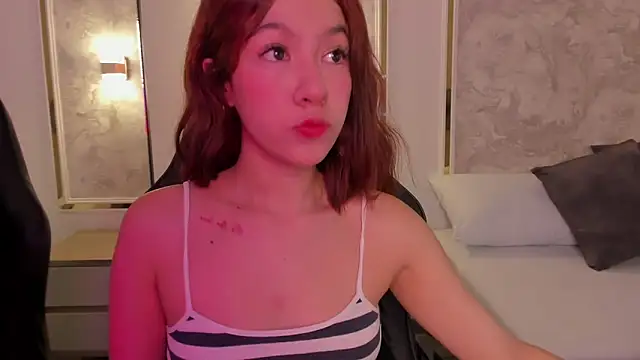 Snapshot of doll_eyees_ chatting on 09.20.25 doll eyees online show from 09.20.25