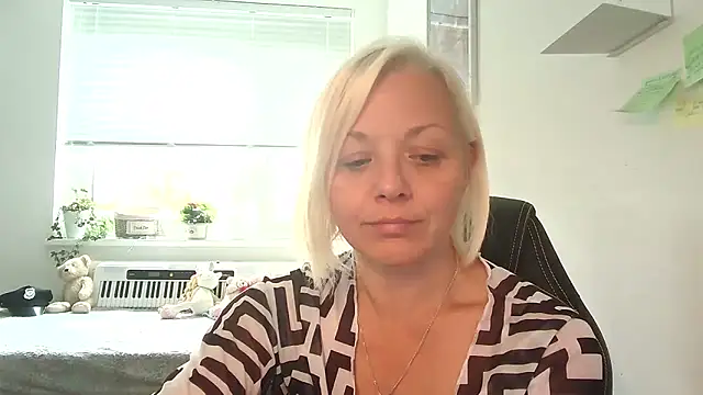 Linsy Kim online show from 10.08.25