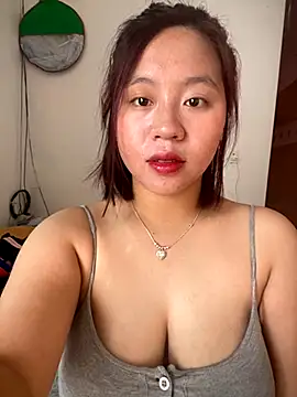 Snapshot of maianhcute chatting on 10.28.25 maianhcute online show from 10.28.25