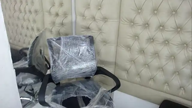 Snapshot of JessicaHott01 chatting on 12.04.25 JessicaHott01 online show from 12.04.25