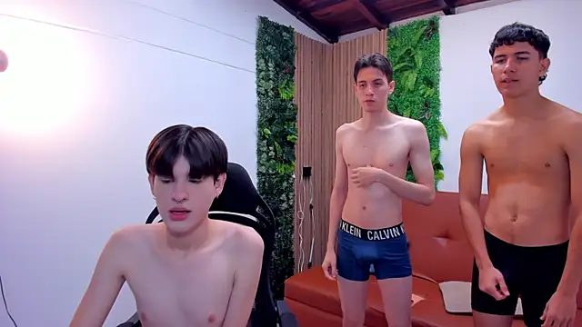 Snapshot of boysinheat_ chatting on 10.20.25 boysinheat online show from 10.20.25