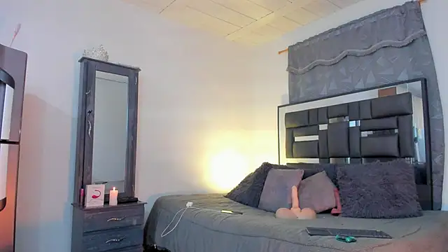 REINA ADAHARA online show from 10.05.25