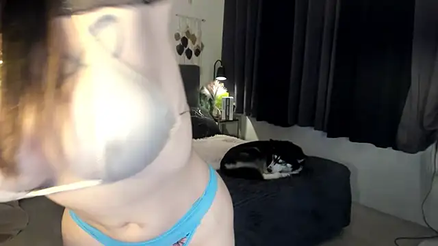 Snapshot of OliviaWho chatting on 09.16.25 OliviaWho online show from 09.16.25