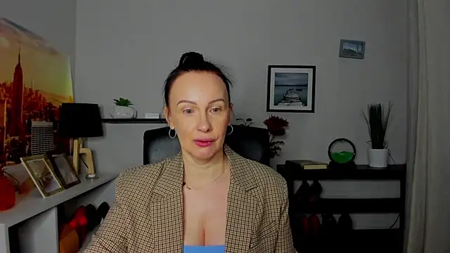 Snapshot of Velvet_Jasmine chatting on 10.23.25 Velvet Jasmine online show from 10.23.25