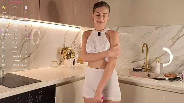 Snapshot of MorteBelle chatting on 10.27.25 MorteBelle online show from 10.27.25