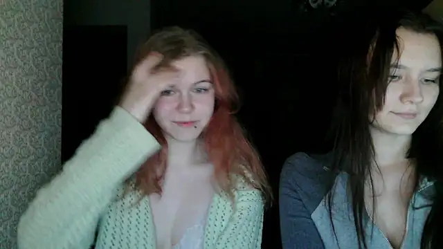 Snapshot of Poppy_sun chatting on 10.08.25 Poppy sun online show from 10.08.25