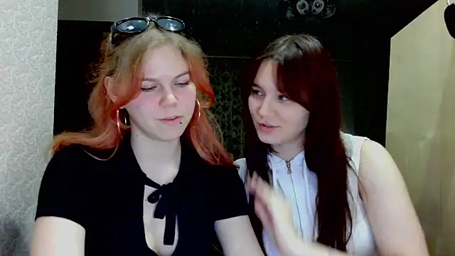 Snapshot of Poppy_sun chatting on 10.27.25 Poppy sun online show from 10.27.25