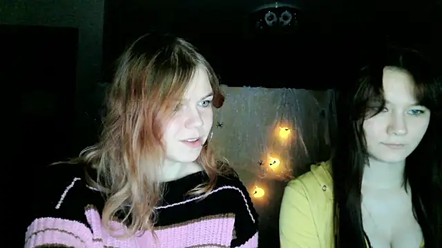 Snapshot of Poppy_sun chatting on 11.02.25 Poppy sun online show from 11.02.25