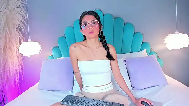 Snapshot of AlassiaHocthner chatting on 09.18.25 AlassiaHocthner online show from 09.18.25