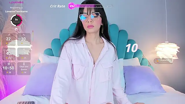 Snapshot of AlassiaHocthner chatting on 11.24.25 AlassiaHocthner online show from 11.24.25