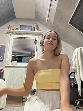 Snapshot of miaistlive chatting on 09.19.25 miaistlive online show from 09.19.25