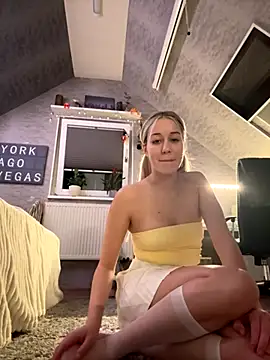 Snapshot of miaistlive chatting on 09.30.25 miaistlive online show from 09.30.25