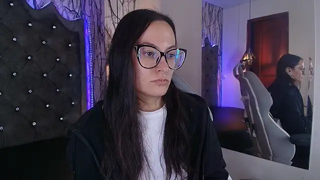 Snapshot of Zami_Escobar_of chatting on 11.13.25 Zami Escobar of online show from 11.13.25