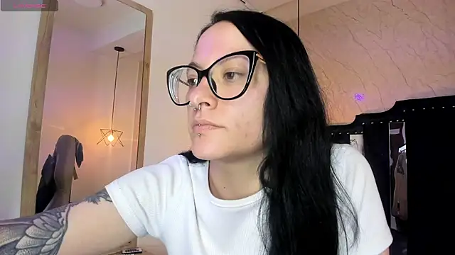 Snapshot of Zami_Escobar_of chatting on 11.18.25 Zami Escobar of online show from 11.18.25