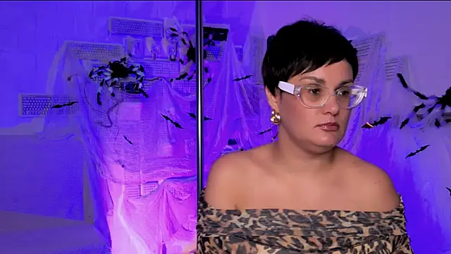 Snapshot of LauraDavidsons chatting on 10.17.25 LauraDavidsons online show from 10.17.25