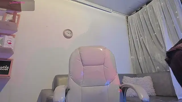 Snapshot of Angeel_of_lust chatting on 10.27.25 Angeel of lust online show from 10.27.25